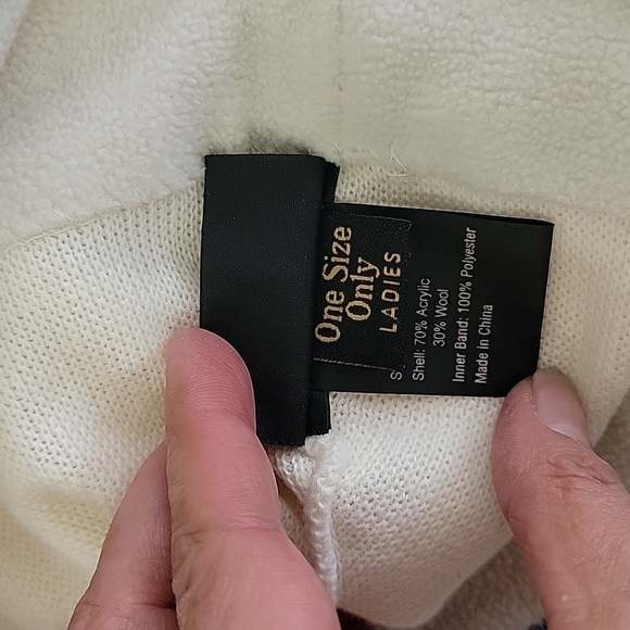 NWT Obermeyer Wool Blend Flurry Knit Snowflakes Ski Cap Hat  Bin8 - Picture 4 of 4